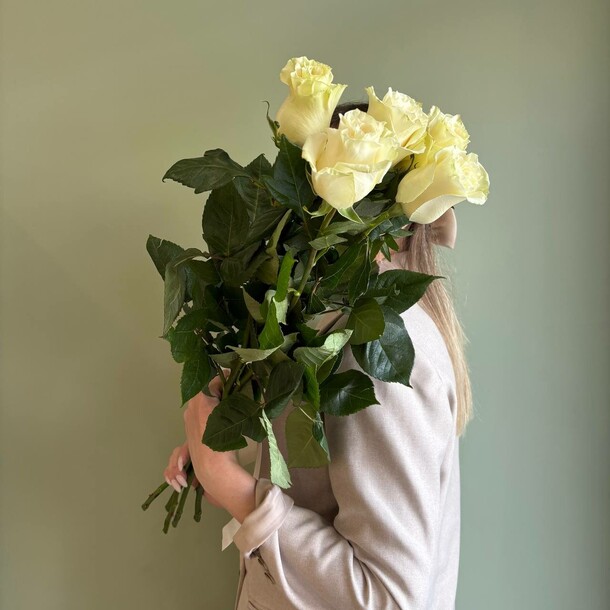 5 белых высоких роз, артикул F1366857 - 3661 рублей, доставка по городу. Flawery - доставка цветов