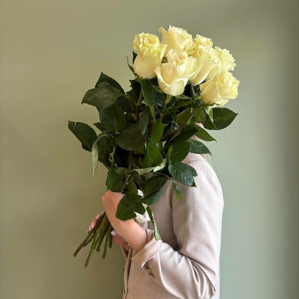 7 белых высоких роз, артикул F1366860 - 4392 рублей, доставка по городу. Flawery - доставка цветов