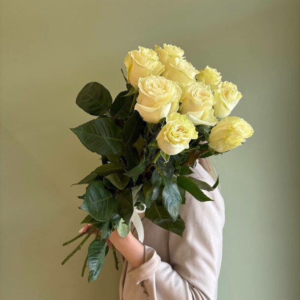 9 белых высоких роз, артикул F1366863 - 5476 рублей, доставка по городу. Flawery - доставка цветов