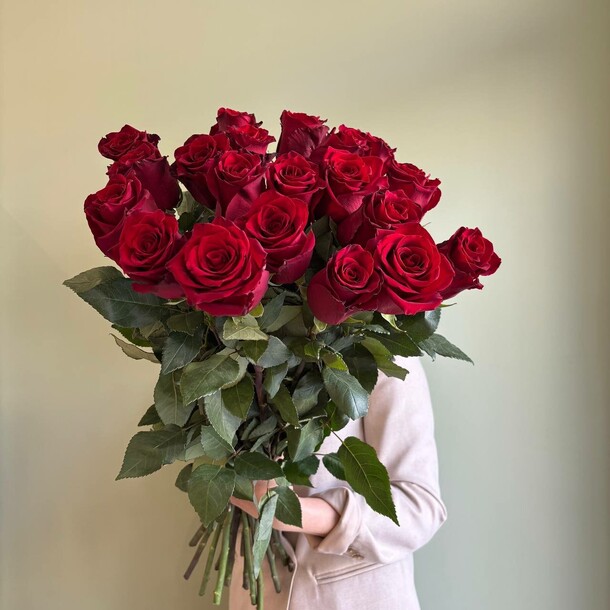 21 красная высокая роза, артикул F1366864 - 12562 рублей, доставка по городу. Flawery - доставка цветов