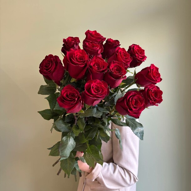 15 красных высоких роз, артикул F1366866 - 9019 рублей, доставка по городу. Flawery - доставка цветов