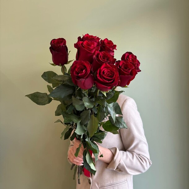 9 красных высоких роз, артикул F1366868 - 5476 рублей, доставка по городу. Flawery - доставка цветов