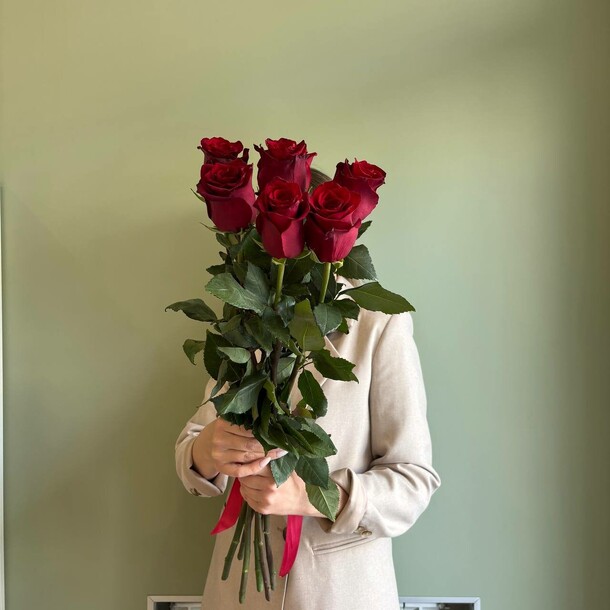 7 красных высоких роз, артикул F1366869 - 4392 рублей, доставка по городу. Flawery - доставка цветов