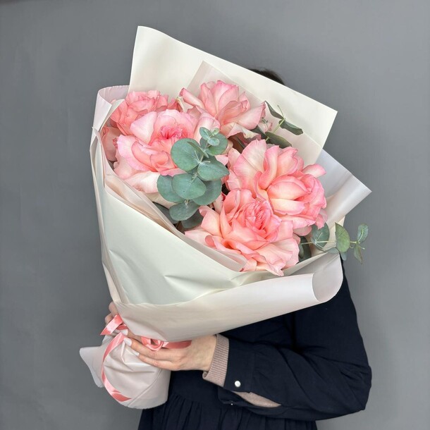 Букет французских роз с эвкалиптом, артикул F1370800 - 4671 рублей, доставка по городу. Flawery - доставка цветов