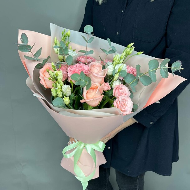 Сборный букет из роз, эустомы и гвоздик, артикул F1370819 - 8214 рублей, доставка по городу. Flawery - доставка цветов