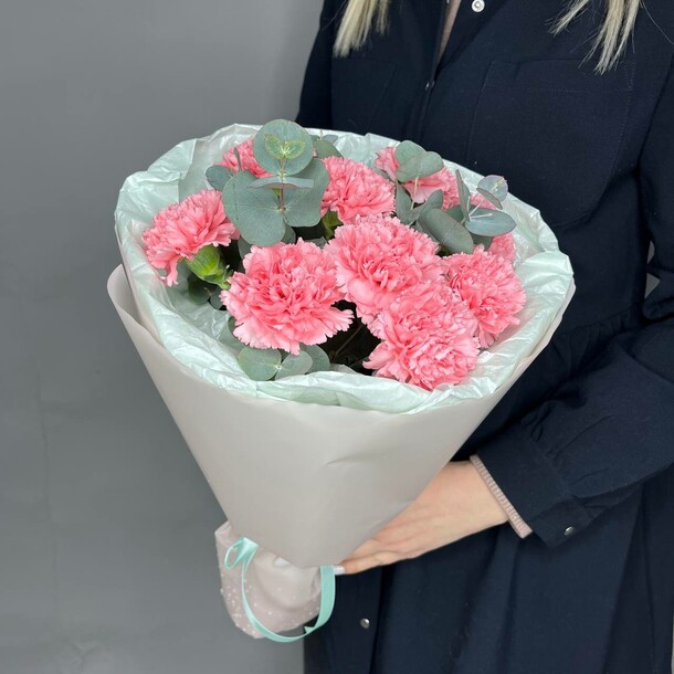 Монобукет из розовых гвоздик, артикул F1370857 - 4993 рублей, доставка по городу. Flawery - доставка цветов