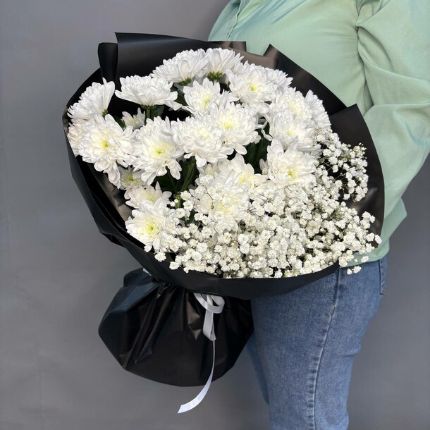 Букет из белых хризантем и гипсофилы, артикул F1370863 - 4993 рублей, доставка по городу. Flawery - доставка цветов