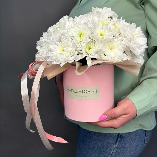 Белые хризантемы в шляпной коробке, артикул F1370870 - 4027 рублей, доставка по городу. Flawery - доставка цветов