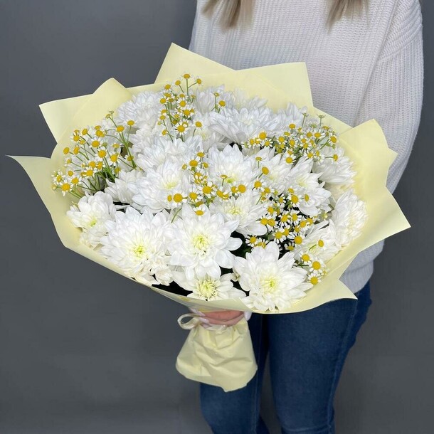 Букет из хризантем и ромашек, артикул F1371727 - 5960 рублей, доставка по городу. Flawery - доставка цветов