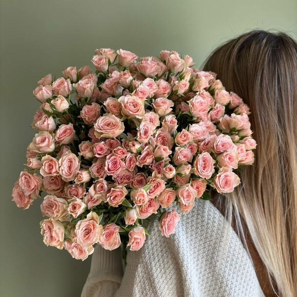 Букет из кустовых роз, артикул F1426818 - 10249 рублей, доставка по городу. Flawery - доставка цветов