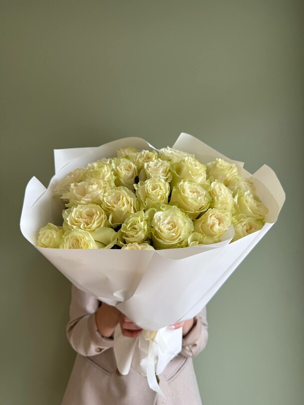 Букет из белых роз для мамы, артикул F1452985 - 12884 рублей, доставка по городу. Flawery - доставка цветов