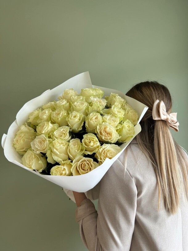 Букет из 35 белых роз на юбилей, артикул F1452986 - 15301 рублей, доставка по городу. Flawery - доставка цветов