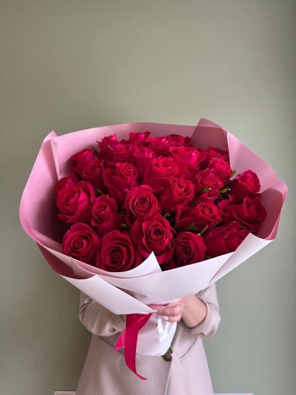 Букет ярких роз для девушки, артикул F1452990 - 12884 рублей, доставка по городу. Flawery - доставка цветов