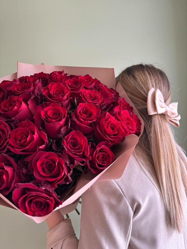 Большой букет красных роз, артикул F1452992 - 15301 рублей, доставка по городу. Flawery - доставка цветов