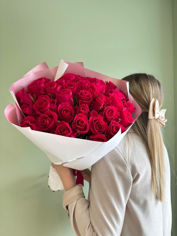 Яркий букет из розовых роз, артикул F1452993 - 15301 рублей, доставка по городу. Flawery - доставка цветов