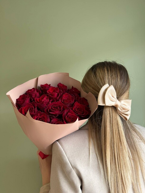 Букет из 15 красных роз, артикул F1452995 - 7248 рублей, доставка по городу. Flawery - доставка цветов