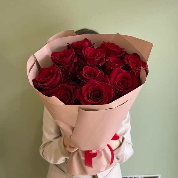 Букет из 11 роз, артикул F1453002 - 5638 рублей, доставка по городу. Flawery - доставка цветов