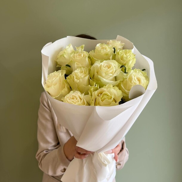 Букет белых роз для коллеги, артикул F1453008 - 5638 рублей, доставка по городу. Flawery - доставка цветов
