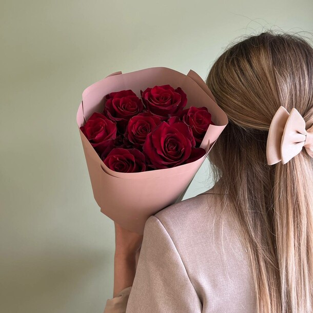 7 красных роз в упаковке, артикул F1453010 - 4027 рублей, доставка по городу. Flawery - доставка цветов