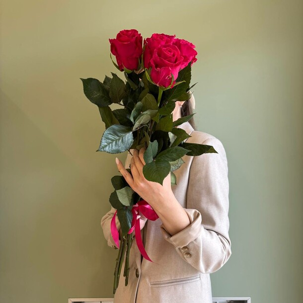 Букет из 5 ярко-розовых роз в атласной ленте, артикул F1372526 - 3328 рублей, доставка по городу. Flawery - доставка цветов