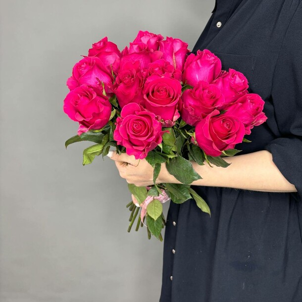 Букет из 15 малиновых роз, артикул F1372528 - 5856 рублей, доставка по городу. Flawery - доставка цветов