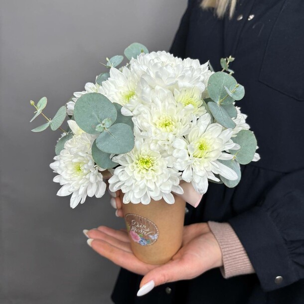 Композиция из кустовой хризантемы и эвкалипта в кофейном стакане, артикул F1382885 - 2795 рублей, доставка по городу. Flawery - доставка цветов