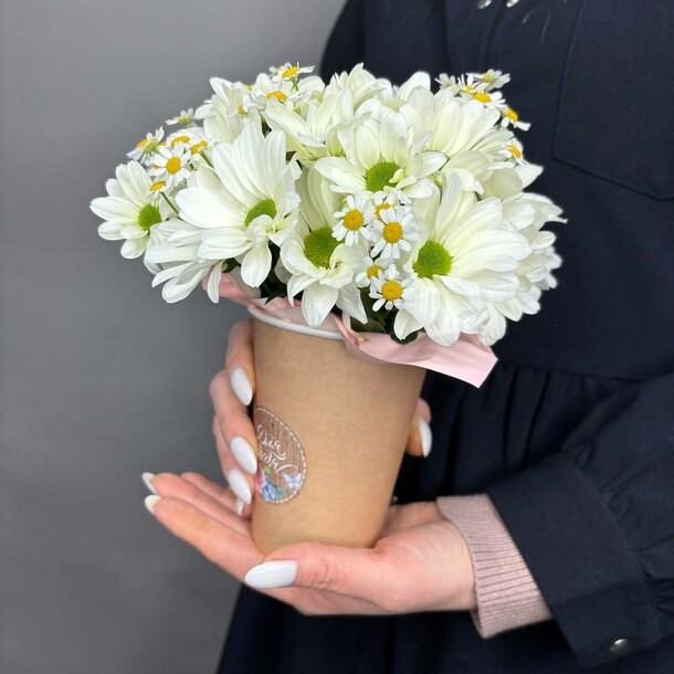 Композиция из ромашек в кофейном стакане, артикул F1382888 - 2662 рублей, доставка по городу. Flawery - доставка цветов