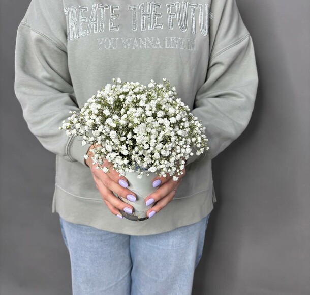 Композиция из белой гипсофилы в кофейном стакане, артикул F1382889 - 2330 рублей, доставка по городу. Flawery - доставка цветов