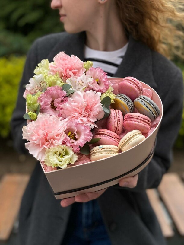 Сердце с цветами и пирожными макаронс размер m, артикул F1431499 - 4900 рублей, доставка по городу. Flawery - доставка цветов