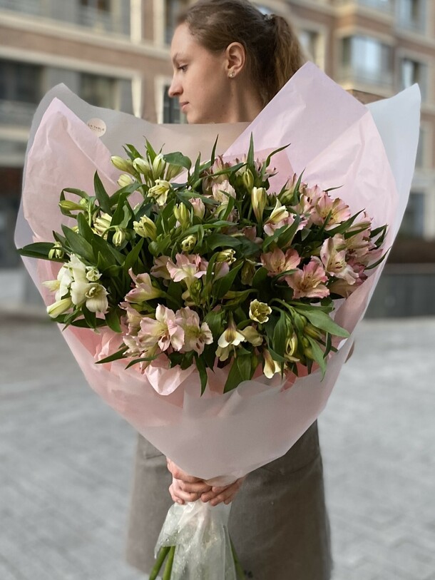 Огромный букет альстромерий wow pink, артикул F1455576 - 10000 рублей, доставка по городу. Flawery - доставка цветов