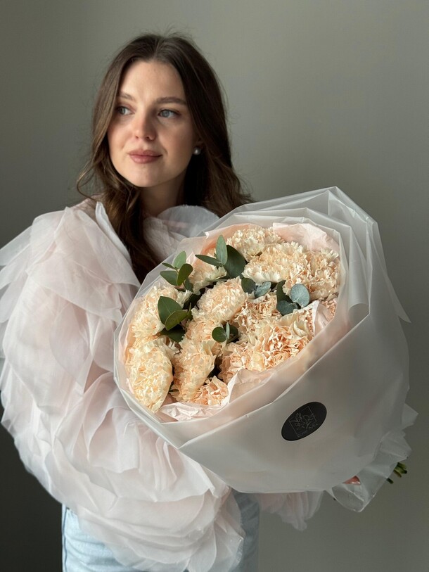 Букет из диантусов и эвкалипта, артикул F1443952 - 4550 рублей, доставка по городу. Flawery - доставка цветов