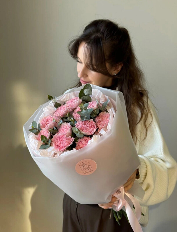 Букет из 11 диантусов и эвкалипта, артикул F1444003 - 3490 рублей, доставка по городу. Flawery - доставка цветов