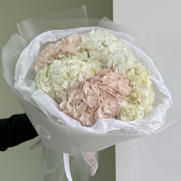 Букет из нежных гортензий, артикул F1420731 - 5320 рублей, доставка по городу. Flawery - доставка цветов