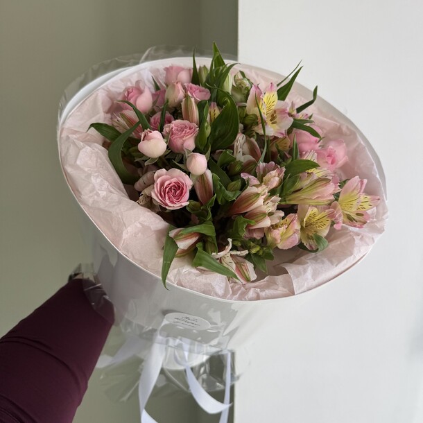 Букет с сезонной альстромерией, артикул F1420892 - 4650 рублей, доставка по городу. Flawery - доставка цветов