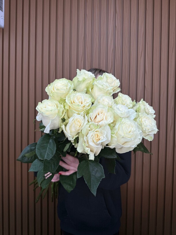 15 белых эквадорских роз, артикул F1421523 - 7345 рублей, доставка по городу. Flawery - доставка цветов