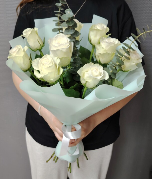 Белые розы 9 шт с эвкалиптом, артикул F1420916 - 2830 рублей, доставка по городу. Flawery - доставка цветов