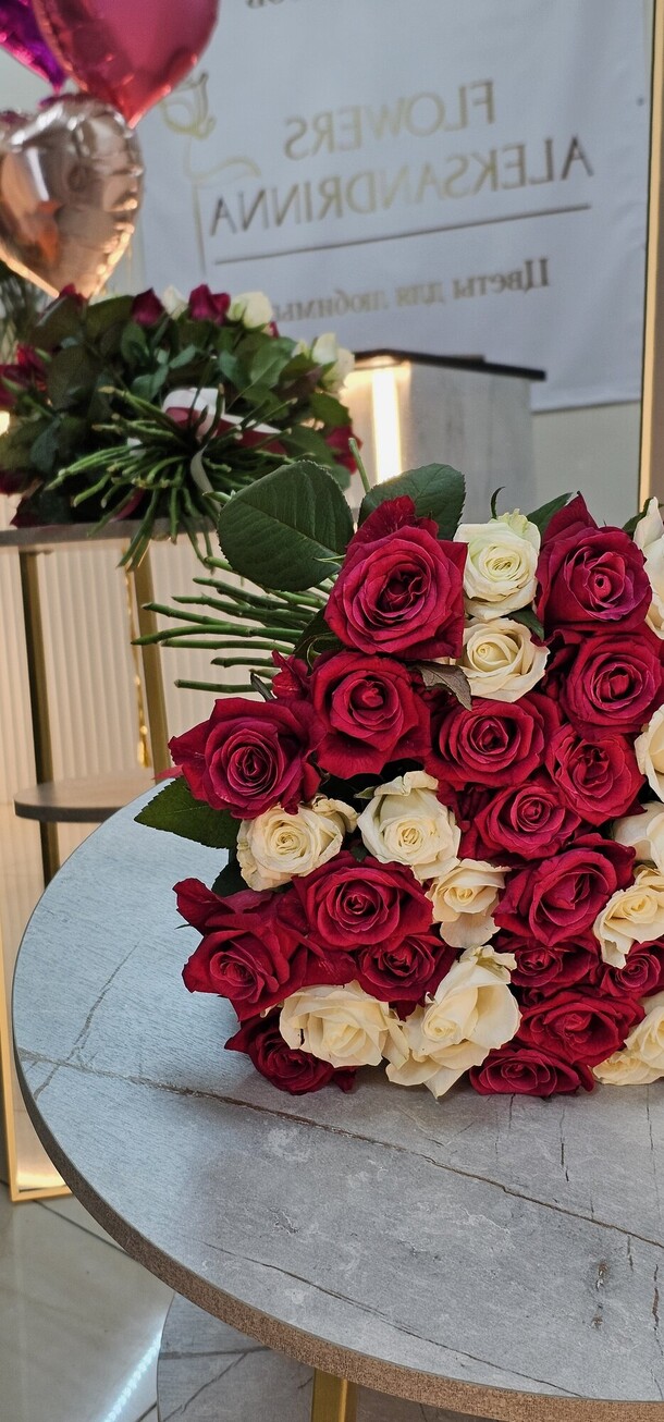 51 роза, красные розы, белые розы любимой, артикул F1456451 - 15690 рублей, доставка по городу. Flawery - доставка цветов