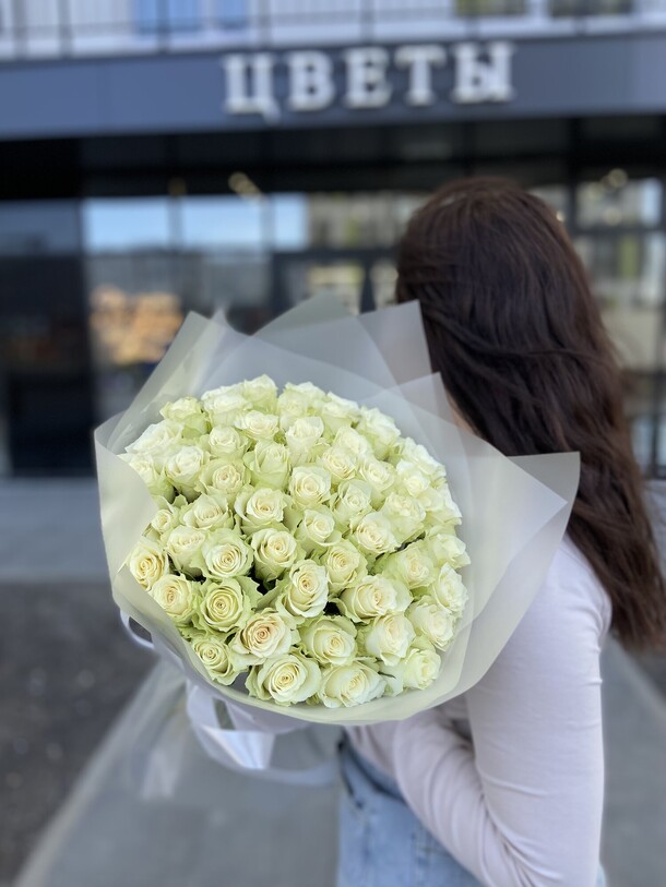 Букет из 51 белой розы, артикул F1421290 - 8738 рублей, доставка по городу. Flawery - доставка цветов