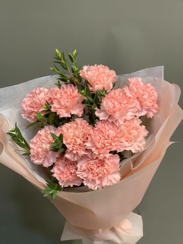 Букет из пушистых персиковых гвоздик, артикул F1195308 - 4200 рублей, доставка по городу. Flawery - доставка цветов