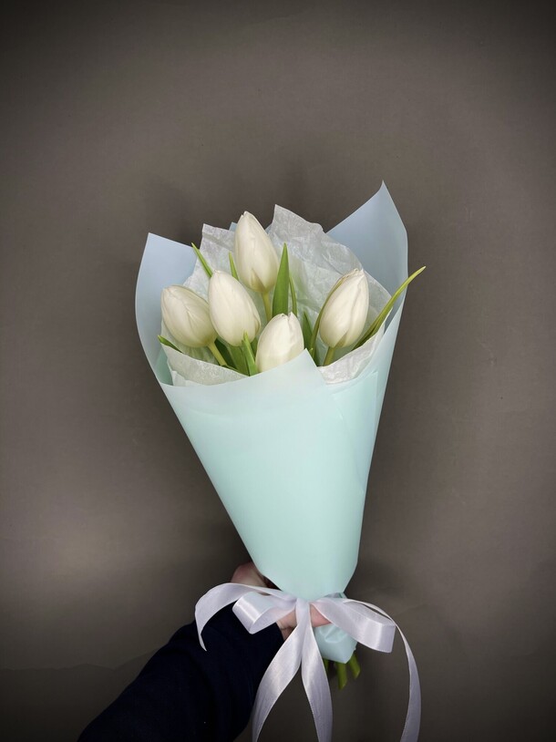 Мини букет комплимент из белых тюльпанов, артикул F1263893 - 3450 рублей, доставка по городу. Flawery - доставка цветов