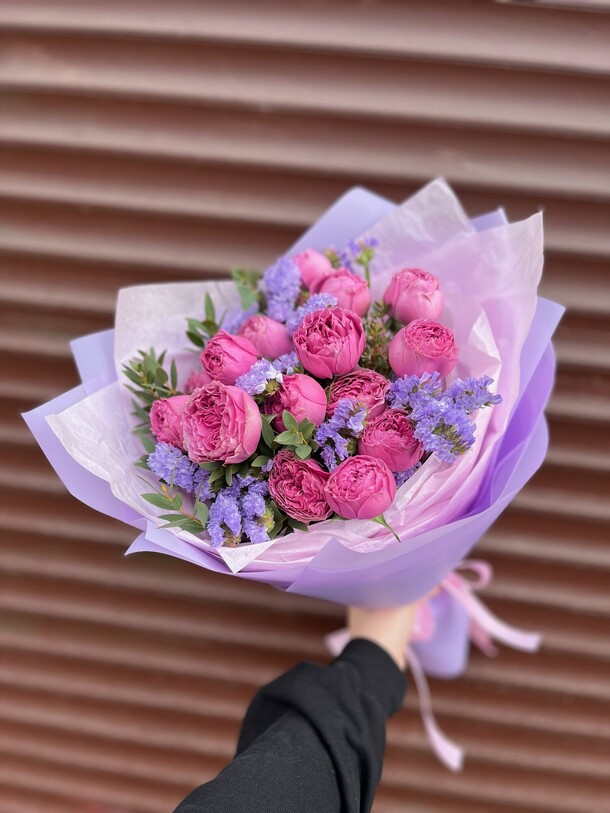 Пионовидные розы и статица, артикул F1269347 - 4250 рублей, доставка по городу. Flawery - доставка цветов