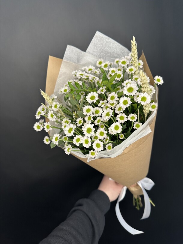 Ромашки и колоски в крафте, артикул F1270847 - 3150 рублей, доставка по городу. Flawery - доставка цветов