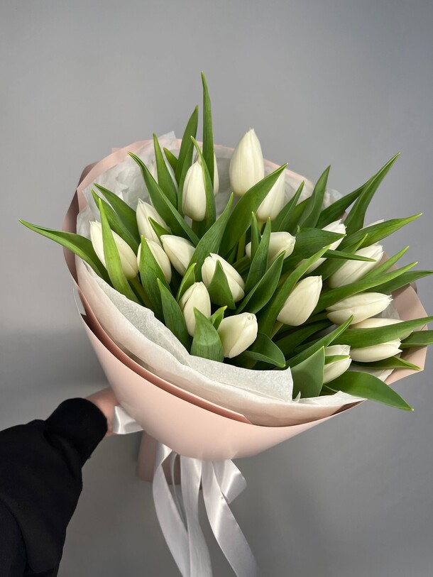 Букет из белых тюльпанов, артикул F1280616 - 8550 рублей, доставка по городу. Flawery - доставка цветов