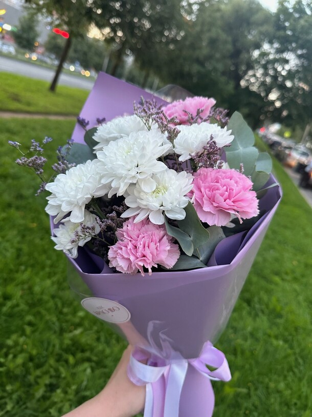 Букет-комплимент с кустовой хризантемой и диантусами, артикул F1312409 - 3350 рублей, доставка по городу. Flawery - доставка цветов