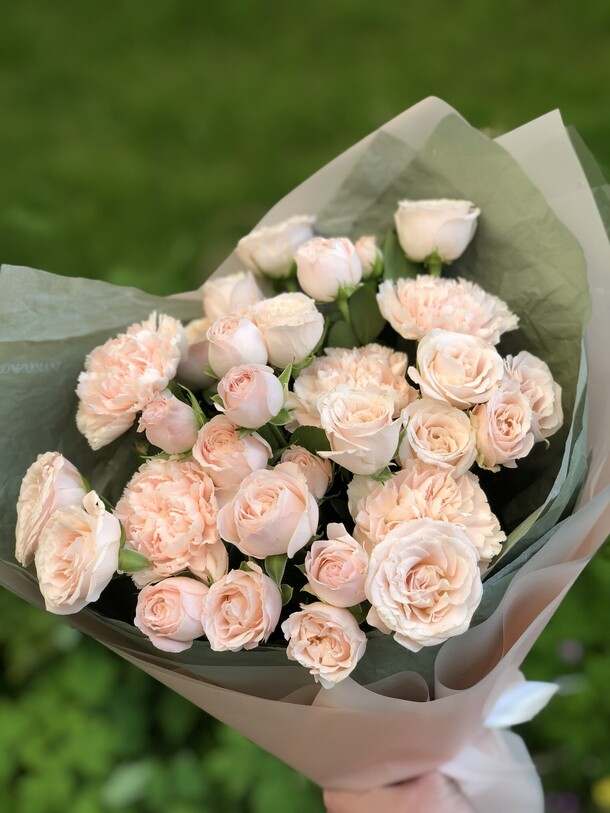 Букет "брют" с кустовой розой, артикул F1427615 - 4990 рублей, доставка по городу. Flawery - доставка цветов