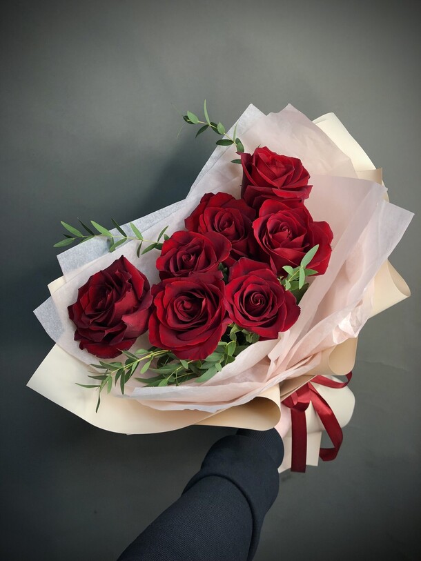 Красные розы в стильной упаковке, артикул F1462089 - 4590 рублей, доставка по городу. Flawery - доставка цветов