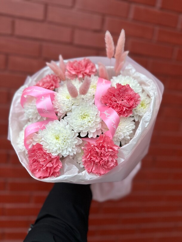 Букет «твоя милая улыбка)» из хризантем, диантусов и сухоцветов, артикул F1498174 - 3190 рублей, доставка по городу. Flawery - доставка цветов