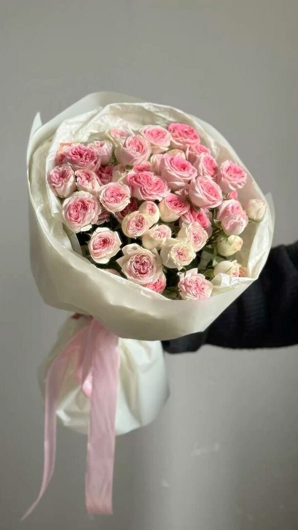 Букет кустовых роз, артикул F1506750 - 3100 рублей, доставка по городу. Flawery - доставка цветов