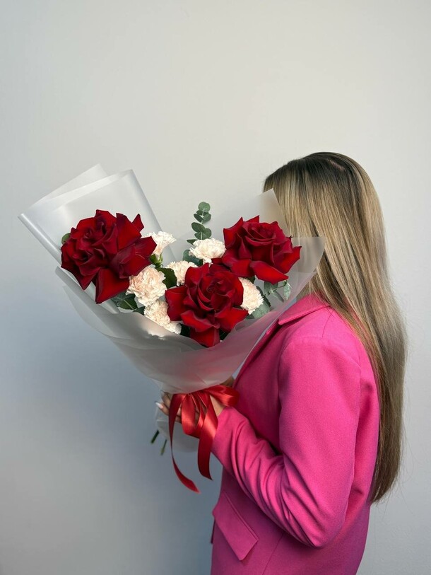 Букет "желание" - яркий букет роз, гвоздик и эвкалипта, артикул F1490582 - 3079 рублей, доставка по городу. Flawery - доставка цветов