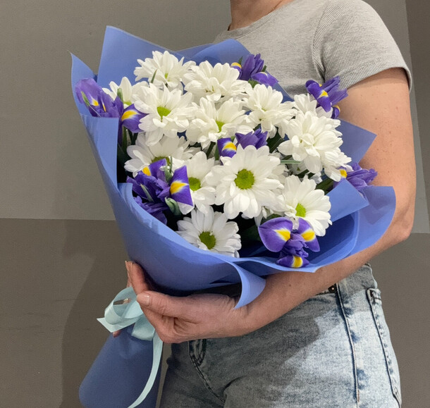 Букет с ирисами, артикул F1423419 - 3900 рублей, доставка по городу. Flawery - доставка цветов